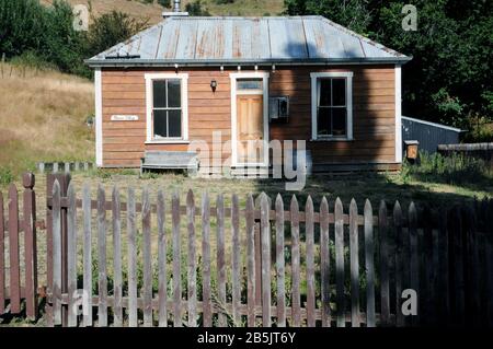 Rowan Cottage, eines der ursprünglichen Siedler Häuser in der kleinen Central Otago Township von St Bathans. Stockfoto