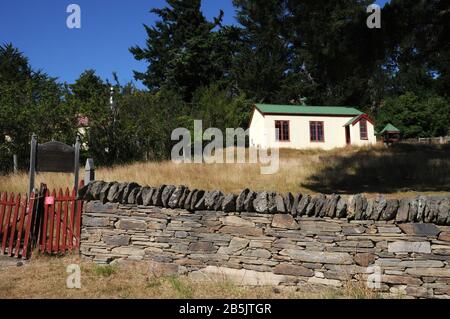 Die Kirche des Heiligen Alban des Märtyrers in der Goldgräberstadt St. Bathans im Zentrum von Otago, Neuseeland. Es ist ein nationales historisches Wahrzeichen. Stockfoto