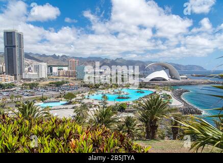 Blick auf den hafenbereich von santa cruz de tenera mit Auditorium und Pool Stockfoto