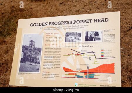 Eine Informationstafel, die vom Department of Conservation bei der Golden Progress Mine, einer alten Goldmine im Goldfeld Central Otago, Neuseeland, installiert wurde Stockfoto
