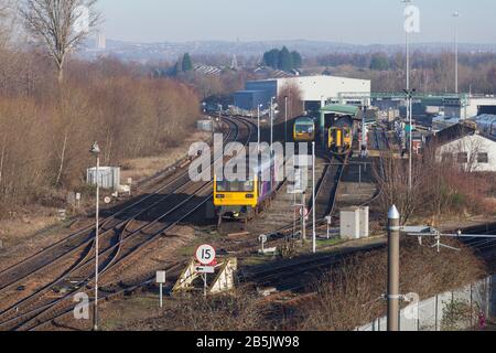 Northern Rail Züge im Newton Heath Traction Maintenance Depot Manchester mit einer Klasse 142 Pacer in der Nähe Stockfoto