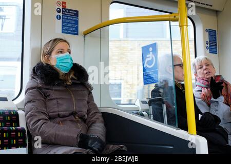 Pendler der Londoner U-Bahn tragen Gesichtsmasken zum Schutz vor Coronavirus Übertragung. Stockfoto