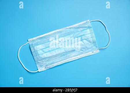 Methecin-Schutzmaske auf dem Gesicht auf blauem Hintergrund. Draufsicht. Stockfoto