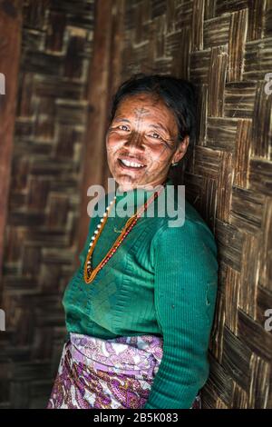 Lokale Frau mit tätowiertem Gesicht aus Dorf Mindat, Chin-Staat, Myanmar, Asien. Stockfoto
