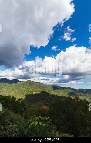 Riesige, niedrige Wolken schweben und erzeugen Schatten über die Berge auf dem Blue Ridge Parkway in Asheville, NC, USA. Stockfoto