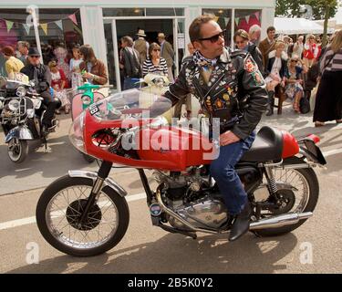 "Rocker"-Motorradrennfahrer auf einer Tribsa oder Tri-B.S.A. bei Goodwood Revival Stockfoto