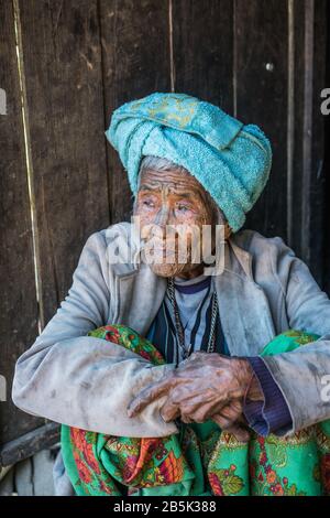 Lokale Frau mit tätowiertem Gesicht aus Dorf Mindat, Chin-Staat, Myanmar, Asien. Stockfoto