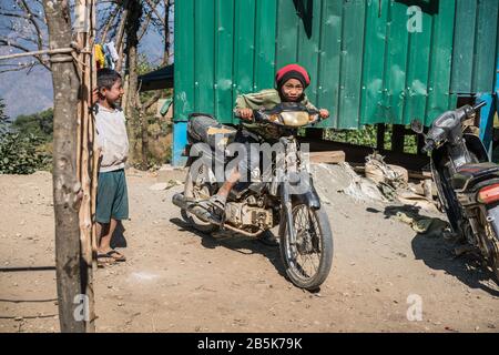 Kinder im Minhat, Myanmar, Asien. Stockfoto