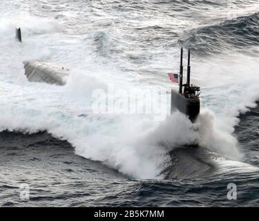 Februar 2006 vor der Küste Kaliforniens laufende nuklear angetriebene Attack-U-Boot USS Asheville der US-Marine Los Angeles in Vorbereitung für die Durchführung von Hochgeschwindigkeitsoberflächenbohrern. Stockfoto