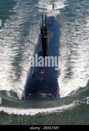 Das nuklear angetriebene Attack-U-Boot der US-Marine der Los Angeles Klasse USS Albany transited die Chesapeake Bay, während es nach einem sechsmonatigen Einsatz am 30. Juli 2004 in Virginia nach Hause zurückkehrt. Stockfoto