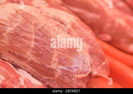 Ein Stück rohes Fleisch auf der Theke. Nahaufnahme. Stockfoto