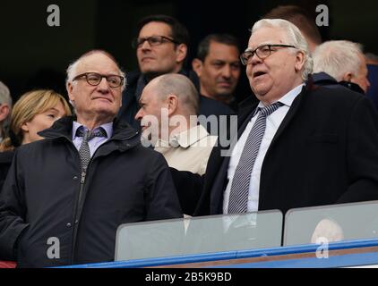 London, Großbritannien. März 2020. Chelsea Chairman Bruce Buck (links) und Everton Chairman William 'Bill' Kenwright, CBE während des Premier League-Spiels zwischen Chelsea und Everton an der Stamford Bridge, London, England am 8. März 2020. Foto von Andy Rowland. Kredit: Prime Media Images/Alamy Live News Stockfoto