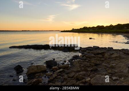 Sonnenuntergang am Ufer der marinen Lagune von Estany Pudent im Naturpark Ses Salines (Formtera, Pityusic Islands, Balearen, Mittelmeer, Spanien) Stockfoto