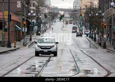 Die S. Jackson Street im Viertel Pioneer Square in Seattle bleibt am Sonntag, 8. März, ruhig. 2020. Als das Epizentrum des Coronavirus Ausbruchs in den USA kämpfen die Unternehmen im Raum Seattle, während die Arbeits- und Reisebeschränkungen weiterhin die lokale Wirtschaft beeinträchtigen. Stockfoto