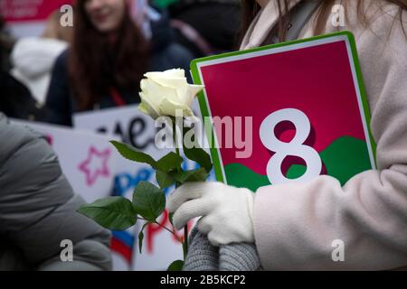 Moskau, Russland. März 2020 TEILNEHMER einer Kundgebung 'MARCH 8 - feiere den Urlaub richtig' für die Solidarität der Frauen und die Rechte der Frauen, Organisiert von der Gruppe weiblicher Aktivisten, um den Internationalen Frauentag im Moskauer Sokolniki Hyde Park zu markieren. Die Demonstranten zeichnen sich durch einen Gesetzesentwurf aus, der Frauen vor häuslicher Gewalt schützt, für Gleichberechtigung, gegen Sexismus, weibliche Objektivierung und politische Unterdrückung Stockfoto