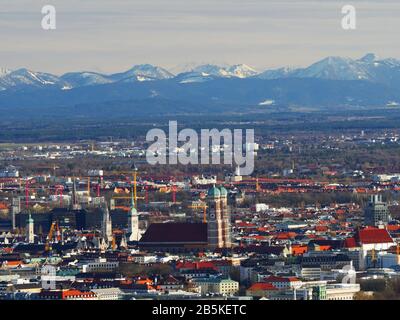 München, Deutschland: Die Stadt vor den Alpen Stockfoto