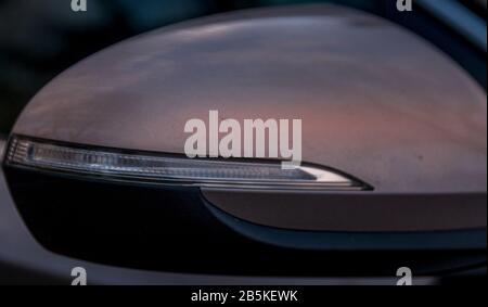 Außenspiegel aus einem Auto bei Sonnenuntergang schön farbig Stockfoto