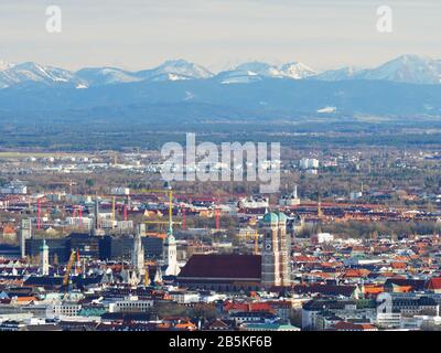 München, Deutschland: Marienkirche und Alpen Stockfoto