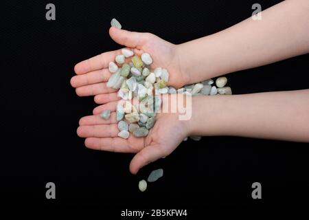 Handvoll sauber Steine, Kies in den Händen Stockfoto