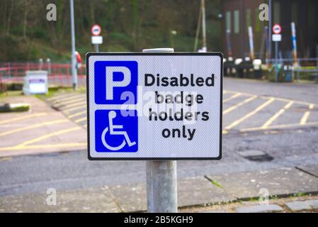 Behindertengerechtes Schild für Großbritannien, nur für Parkplatzhalter. Stockfoto