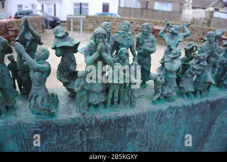 Detail von Jill Watsons "Widows and Bairns"-Scultpure zum Gedenken an die Katastrophe von 1881 in Eyemouth, Berwickshire, Scottish Borders, Großbritannien Stockfoto