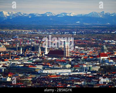 München, Deutschland: Mairenkirche mit den Alpen im Hintergrund Stockfoto