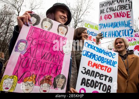 Moskau, Russland. März 2020 TEILNEHMER einer Kundgebung 'MARCH 8 - feiere den Urlaub richtig' für die Solidarität der Frauen und die Rechte der Frauen, Organisiert von der Gruppe weiblicher Aktivisten, um den Internationalen Frauentag im Moskauer Sokolniki Hyde Park zu markieren. Die Demonstranten zeichnen sich durch einen Gesetzesentwurf aus, der Frauen vor häuslicher Gewalt schützt, für Gleichberechtigung, gegen Sexismus, weibliche Objektivierung und politische Unterdrückung Stockfoto