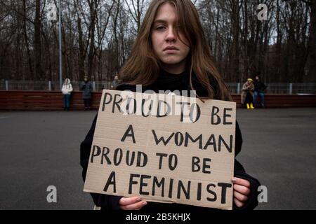 Moskau, Russland. März 2020 TEILNEHMER einer Kundgebung 'MARCH 8 - feiere den Urlaub richtig' für die Solidarität der Frauen und die Rechte der Frauen, Organisiert von der Gruppe weiblicher Aktivisten, um den Internationalen Frauentag im Moskauer Sokolniki Hyde Park zu markieren. Die Demonstranten zeichnen sich durch einen Gesetzesentwurf aus, der Frauen vor häuslicher Gewalt schützt, für Gleichberechtigung, gegen Sexismus, weibliche Objektivierung und politische Unterdrückung Stockfoto