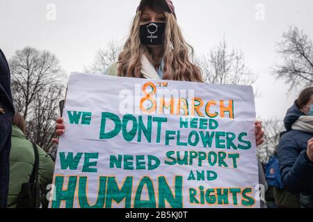 Moskau, Russland. März 2020 TEILNEHMER einer Kundgebung 'MARCH 8 - feiere den Urlaub richtig' für die Solidarität der Frauen und die Rechte der Frauen, Organisiert von der Gruppe weiblicher Aktivisten, um den Internationalen Frauentag im Moskauer Sokolniki Hyde Park zu markieren. Die Demonstranten zeichnen sich durch einen Gesetzesentwurf aus, der Frauen vor häuslicher Gewalt schützt, für Gleichberechtigung, gegen Sexismus, weibliche Objektivierung und politische Unterdrückung Stockfoto