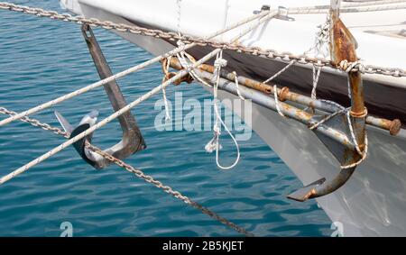 Anker an der Seite eines gefesterten Schiffsboots befestigt Stockfoto