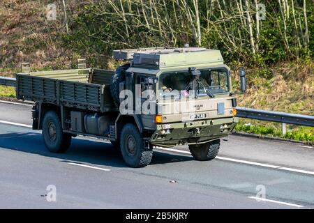 MAN HX60 18,330 4x4 British Army Military Dropside Flachbett-LKW unterwegs auf der M6 Motorway, Großbritannien Stockfoto