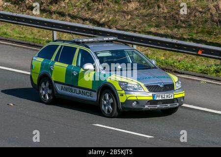 Skoda NHS Ambulance UK Fahrzeugverkehr, Transport, moderne Fahrzeuge, medizinische Salonwagen, Krankenhausfahrzeuge, Servicefahrzeuge, britische Straßen, Motoren, Fahren auf der Autobahn M6 Stockfoto