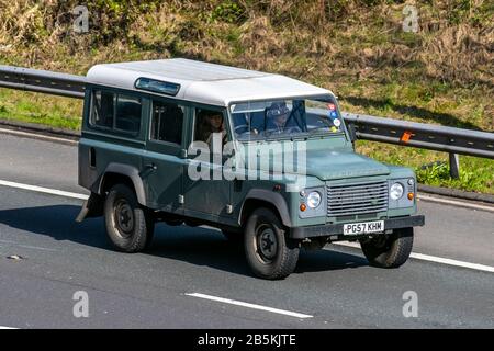 2007 grün weiß Land Rover Defender 110 TD Kombi 2402cc Diesel SUV; britischer Fahrzeugverkehr, britischer Offroad-Verkehr, moderne Fahrzeuge, Limousinen, Fahrzeuge, Fahrzeuge, Straßen, Motoren, Autofahren auf der Autobahn M6, Großbritannien Stockfoto