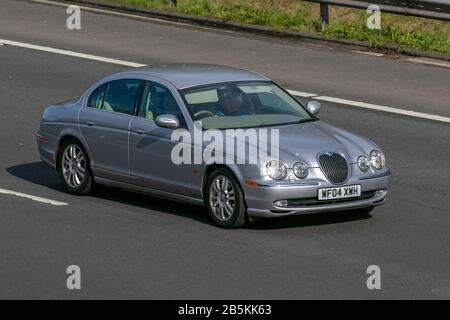 2004 Silber British Jaguar S-Type V6 SE Auto; UK Fahrzeugverkehr, Transport, moderne Fahrzeuge, Limousinen, Fahrzeuge, Fahrzeuge, Straßen, Motoren, Autofahren auf der Autobahn M6 Stockfoto