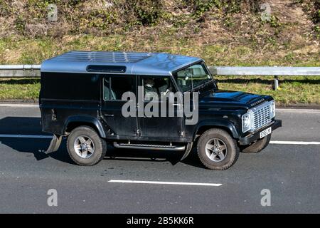 2015 Black Land Rover Defender 110 XS TD D/C; UK Fahrzeugverkehr, Transport, moderne Fahrzeuge, Salonwagen, Fahrzeuge, Fahrzeug, Straßen, Motoren, Fahren auf der Autobahn M6 Stockfoto