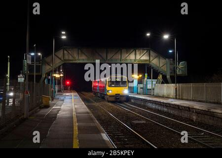 Transport für den 143614 Sprinterzug der Wales-Klasse 143, der am Bahnhof Pengam (Rhymney Valley Line, Südwales) anruft Stockfoto