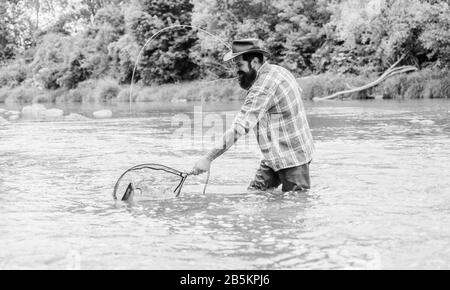 Bis Sportfishing. reifer Mann Fliegenfischen angespannt. man Fische fangen. Sommer Wochenende. Big Game Fishing. Fischer mit Angelrute. bärtigen Fischer in Wasser. Hobby und Sport Aktivitäten. pothunter. Stockfoto