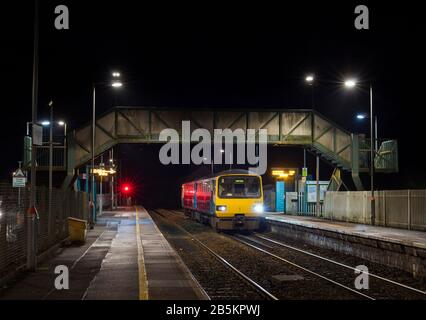 Transport für den 143614 Sprinterzug der Wales-Klasse 143, der am Bahnhof Pengam (Rhymney Valley Line, Südwales) anruft Stockfoto