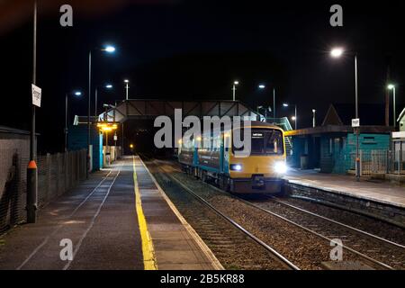 Transport für den 143614 Sprinterzug der Wales-Klasse 143, der am Bahnhof Pengam (Rhymney Valley Line, Südwales) anruft Stockfoto