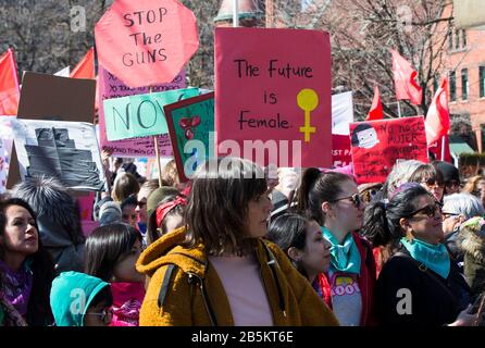 Toronto, Kanada. März 2020. Die Menschen nehmen am Internationalen Frauentag 2020 in Toronto, Kanada, 8. März 2020 Teil. Tausende von Menschen nahmen an dieser jährlichen Veranstaltung für Gleichberechtigung und Gerechtigkeit Teil, um den Internationalen Frauentag am Sonntag zu markieren. Credit: Zou Zheng/Xinhua/Alamy Live News Stockfoto