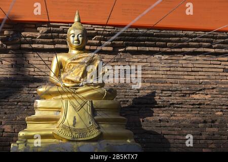 Statue des Goldenen Buddha, Die von Seilen aus dem Strang Gehalten Wird, Die Auf Der Leine des buddhistischen Tempels in Chiang Mai, Thailand sitzen Stockfoto