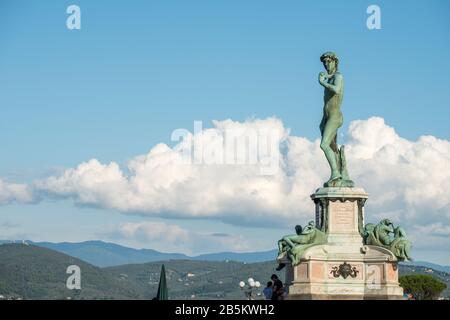 David aus Bronze von Michelangelo steht an der Piazza Michelangelo in Florenz, Toskana Stockfoto