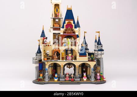 Zusammengebaut lego Walt Disney World Resort Cinderella Castle mit Disney Daisy Duck, Donald Duck, Minnie Mouse, Mickey Mouse und Tinkerbell Minifiguren Stockfoto