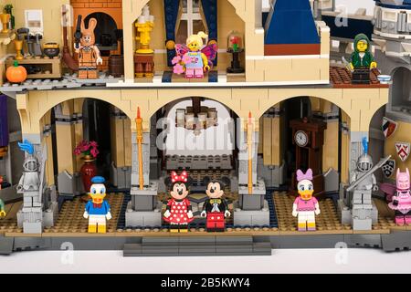 Zusammengebaut lego Walt Disney World Resort Cinderella Castle mit Disney Daisy Duck, Donald Duck, Minnie Mouse und Mickey Mouse Minifigures Stockfoto