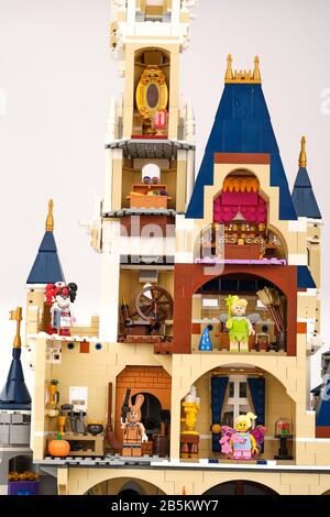 Zusammengebaut lego Walt Disney World Resort Cinderella Castle mit Disney Tinkerbell und anderen Mini-Figuren Stockfoto