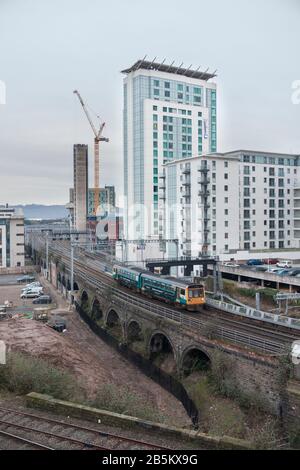 Transport für Wales Klasse 142-Schrittmacherzug im Zentrum von Cardiff zwischen den Bahnhöfen Central und Queen Street Stockfoto