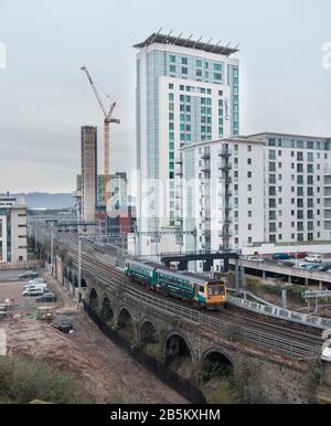 Transport für Wales Klasse 142-Schrittmacherzug im Zentrum von Cardiff zwischen den Bahnhöfen Central und Queen Street Stockfoto