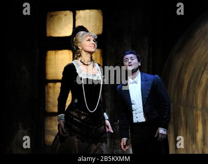 Angela Gheorghiu (Marguerite), Vittorio Grigolo (Faust) in FAUST von Gounod Dirigent: Evelino Pido Bühnenbild: Charles Edwards Kostüme: Brigitte Reiffenstuel Beleuchtung: Paule Constable Regisseur: David McVicar Royal Opera, Covent Garden, London WC2 18/09/2011 Stockfoto