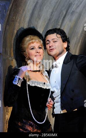 Angela Gheorghiu (Marguerite), Vittorio Grigolo (Faust) in FAUST von Gounod Dirigent: Evelino Pido Bühnenbild: Charles Edwards Kostüme: Brigitte Reiffenstuel Beleuchtung: Paule Constable Regisseur: David McVicar Royal Opera, Covent Garden, London WC2 18/09/2011 Stockfoto