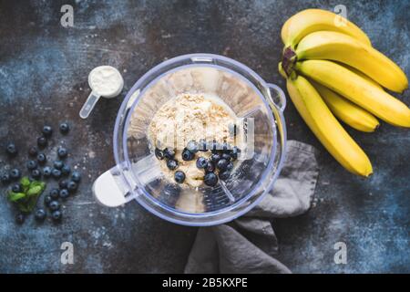 Blueberry-Eiweißpulver im Mixer, Smoothie-Zubereitung, Draufsicht. Fitnesskonzept gesund essen, sauber essen, Sport Lifestyle Stockfoto